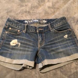 Express Jean shorts with designed pockets.